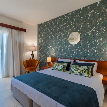 Iris Hotel 3*